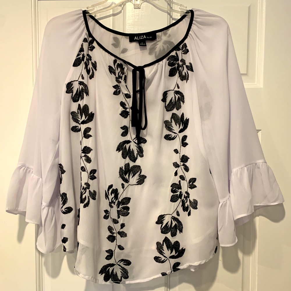 3/4 Bell Sleeve Embroidered LIGHT & full cut Size Small